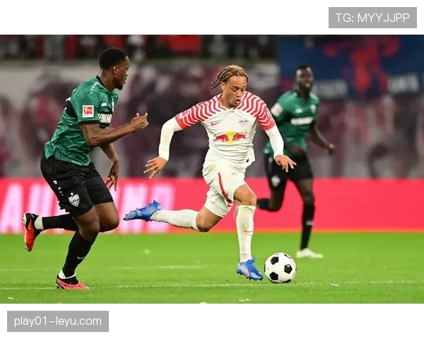 哈维·西蒙斯持续创造力闪耀赛场，魔术师般表现引发广泛关注