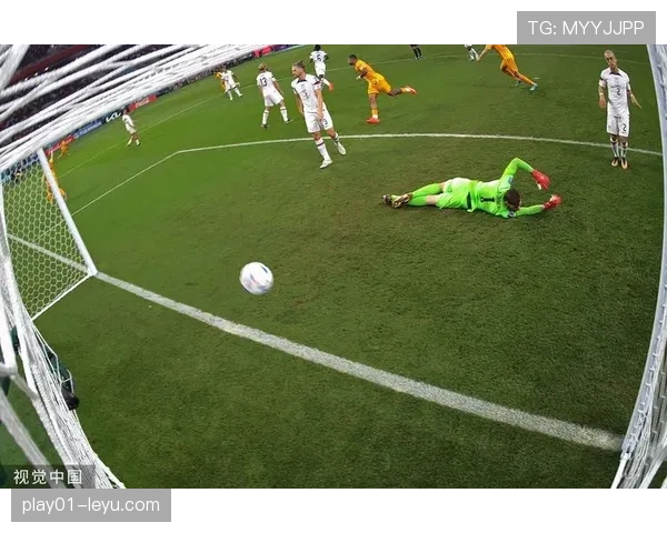 荷兰队世界杯八强表现抢眼，剑指新高峰