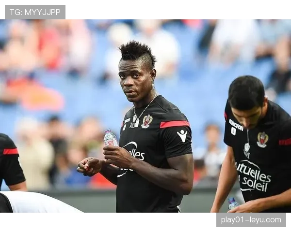 马里奥·巴洛特利，穿得像路边混子，手表贵得能买下我家——这反差也太带劲了